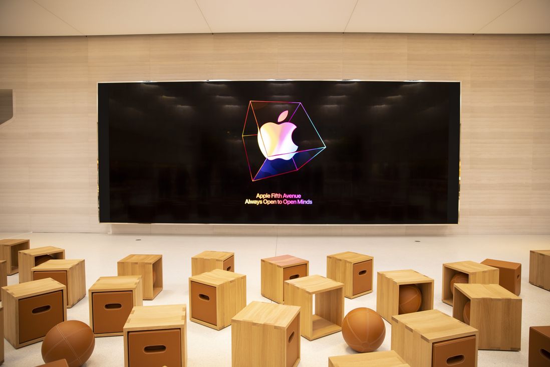 Inside the Apple Cube